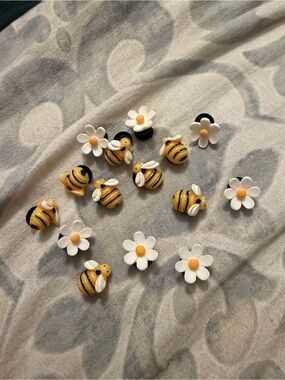 Jibbitz Yellow Bee and White Daisy Charms